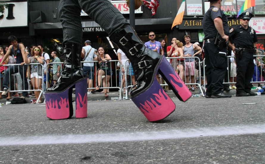 Участник гей-парада в Нью-Йорке в туфлях на огромной платформе