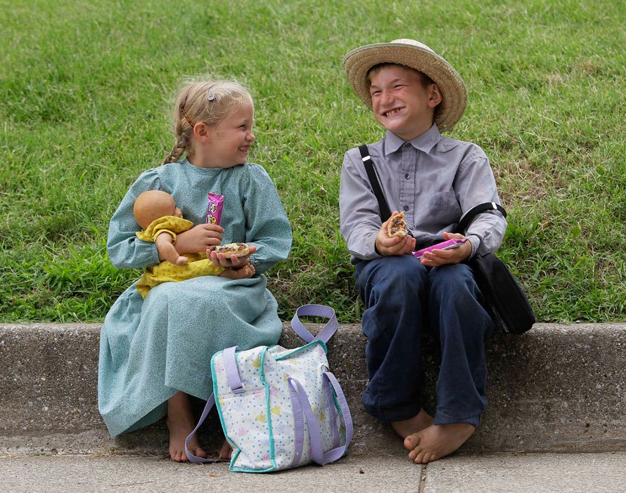 9-летний Мирон Кинг и его 6-летняя сестра Люси Энн в Луисвилле, штат Кентукки в четверг
