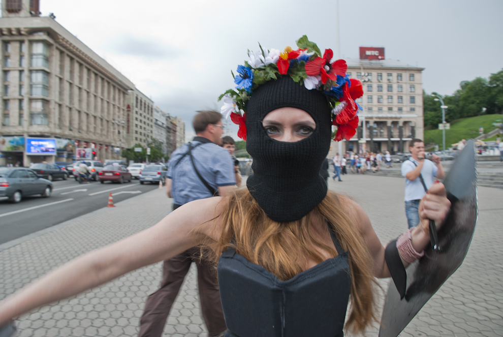 107 
Акция FEMEN «100 дней: Я тебе твою камеру в жопу засуну»