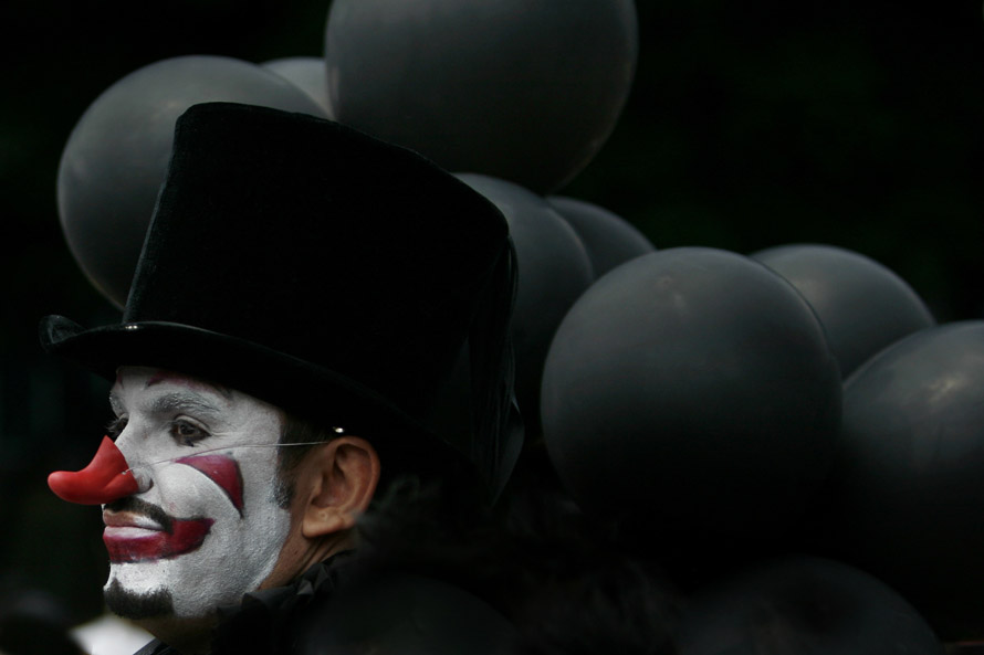 Человек в карнавальном костюме участвует в гей-параде в Мехико
