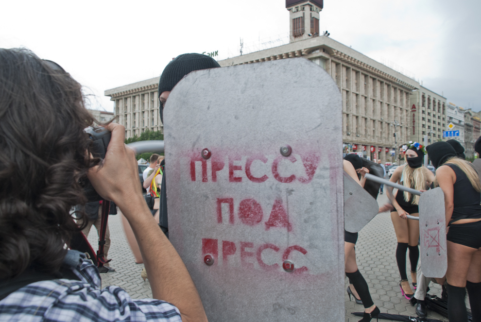 137 
Акция FEMEN «100 дней: Я тебе твою камеру в жопу засуну»
