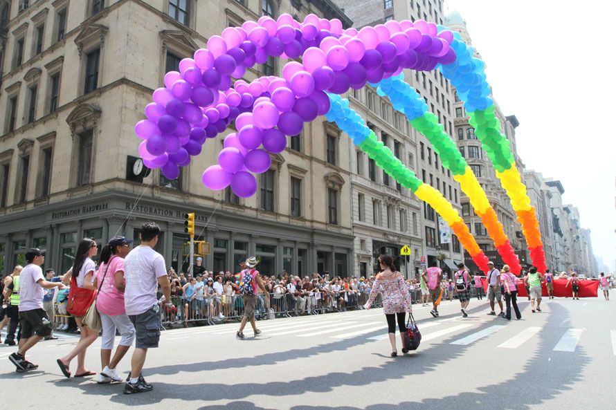 Шарики традиционных радужных цветов несут по Пятой Авеню в честь гей-парада в Нью-Йорке