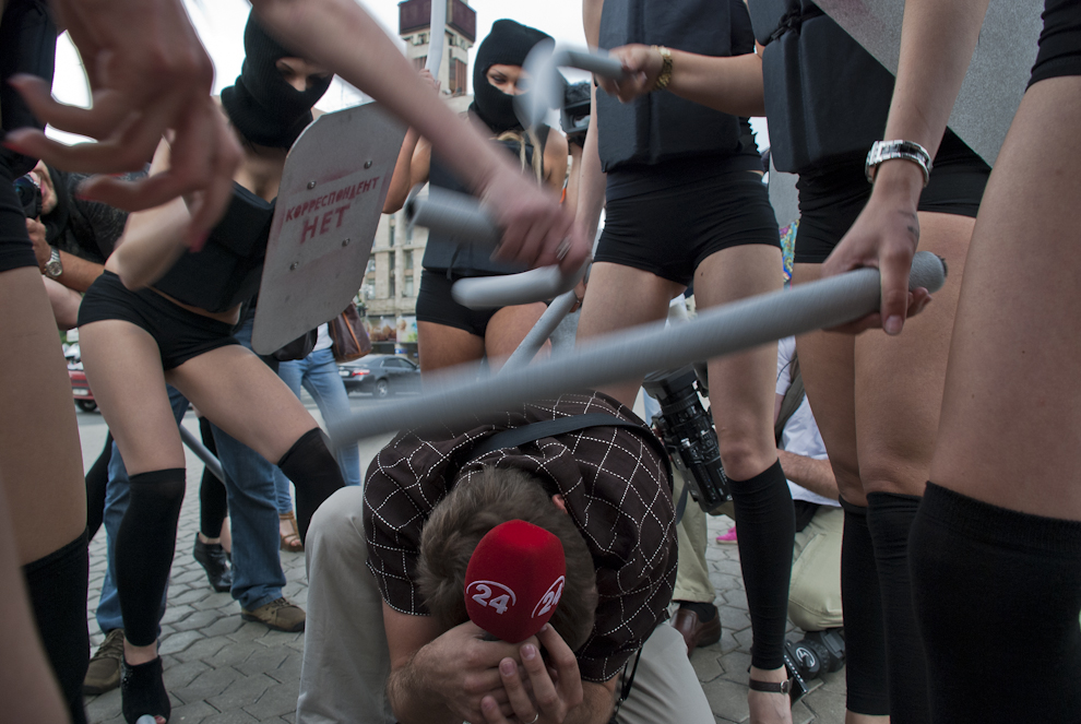 157 
Акция FEMEN «100 дней: Я тебе твою камеру в жопу засуну»