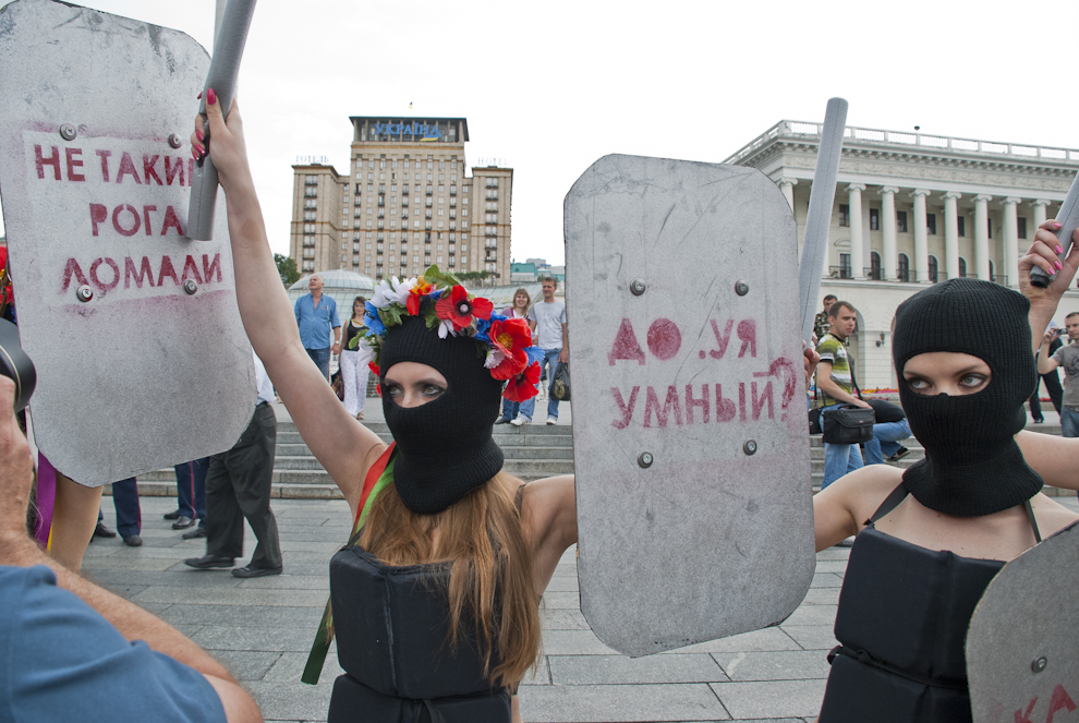165 
Акция FEMEN «100 дней: Я тебе твою камеру в жопу засуну»