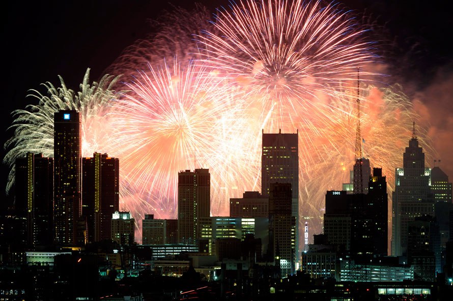 52-я ежегодная феерия фейерверков «Target Fireworks» у реки в небе над Детройтом