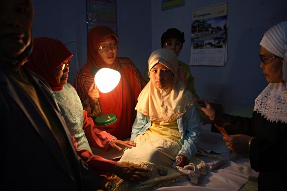 20100622 990x659 Обрезание девочек в Индонезии