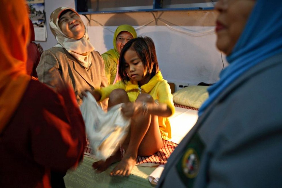 20100623 990x659 Обрезание девочек в Индонезии