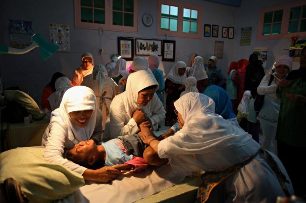 20100625 990x656 Обрезание девочек в Индонезии