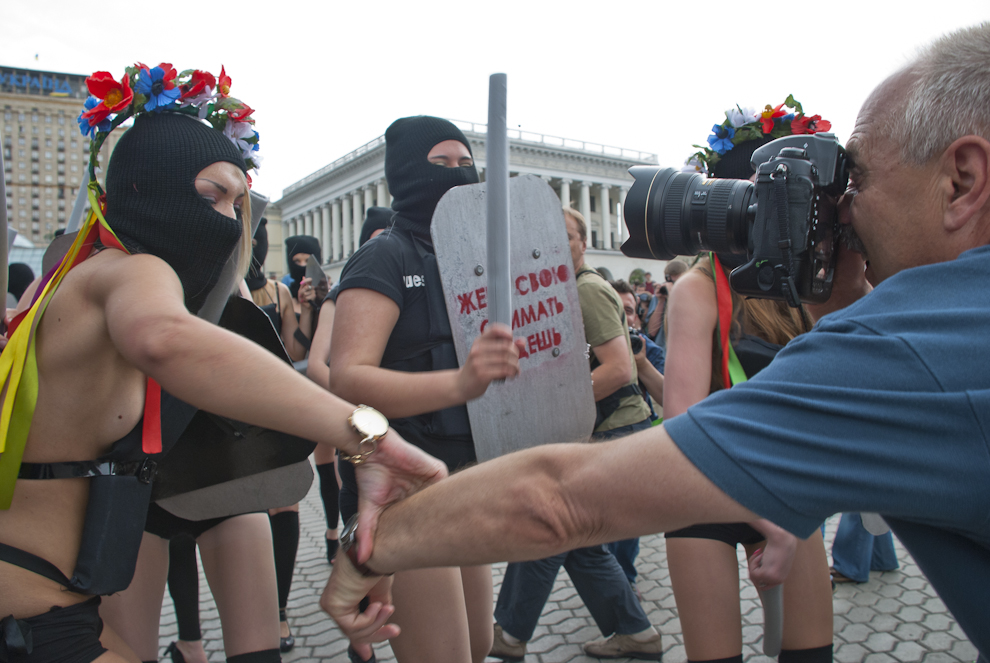 203 
Акция FEMEN «100 дней: Я тебе твою камеру в жопу засуну»
