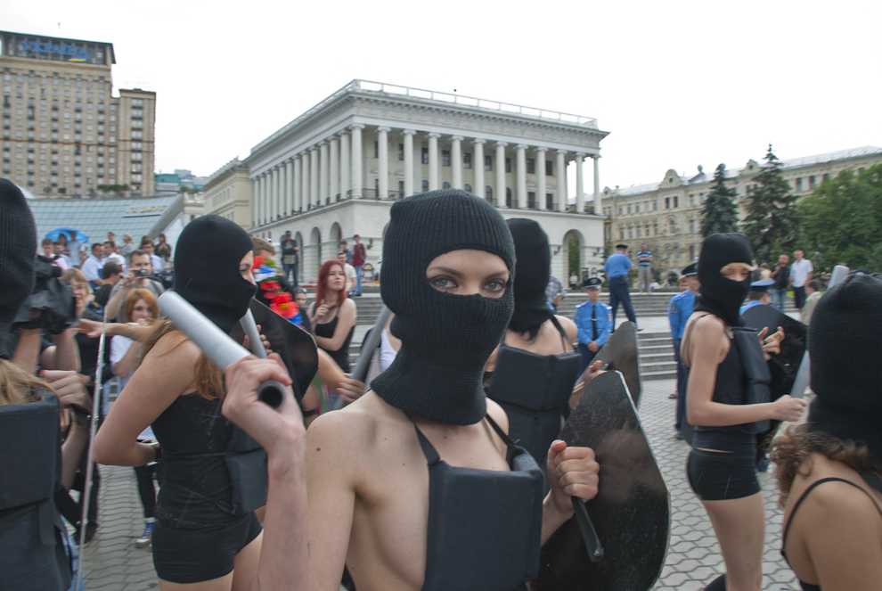 223 
Акция FEMEN «100 дней: Я тебе твою камеру в жопу засуну»