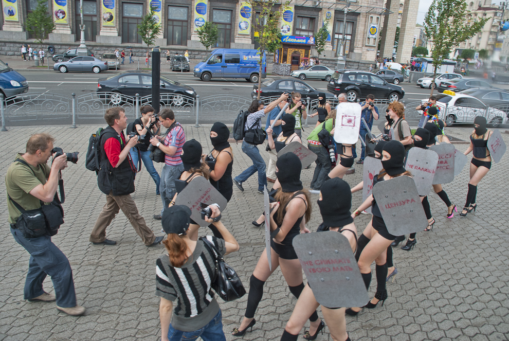 243 
Акция FEMEN «100 дней: Я тебе твою камеру в жопу засуну»