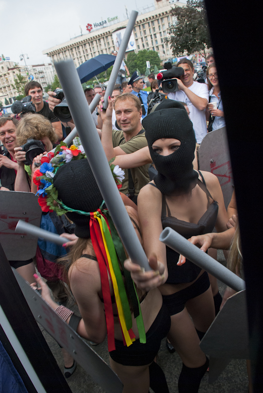 262 
Акция FEMEN «100 дней: Я тебе твою камеру в жопу засуну»