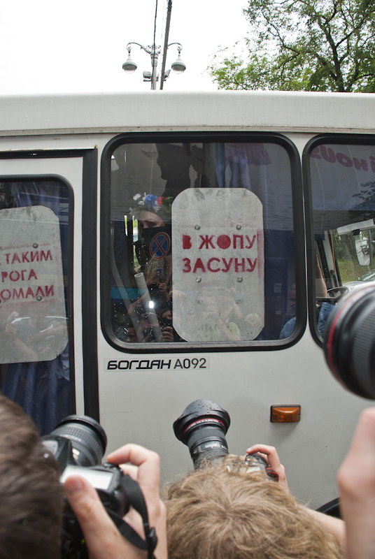 302 
Акция FEMEN «100 дней: Я тебе твою камеру в жопу засуну»