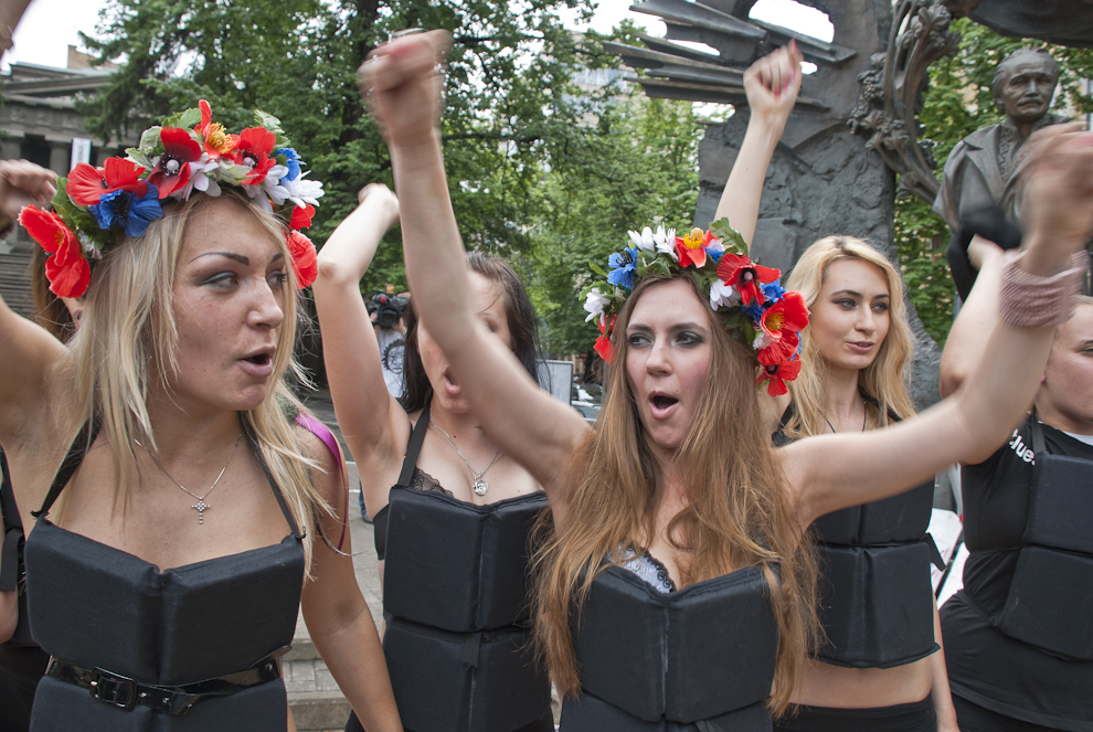 342 
Акция FEMEN «100 дней: Я тебе твою камеру в жопу засуну»
