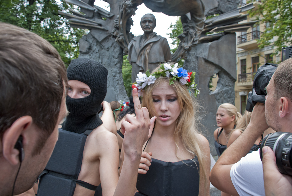 372 
Акция FEMEN «100 дней: Я тебе твою камеру в жопу засуну»