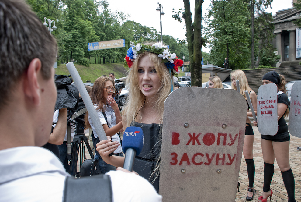 441 
Акция FEMEN «100 дней: Я тебе твою камеру в жопу засуну»