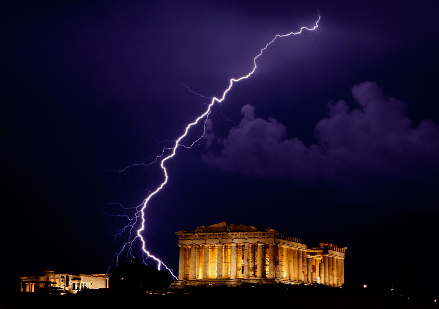 Вспышка молнии освещает небо над 2500-летним храмом Парфенона, на холме Акрополя во время проливных дождей в Афинах, ночью в понедельник