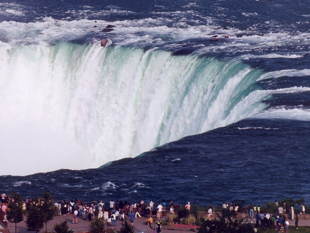 PeopleAndTheFallsFromMinoltaTower Ниагарский водопад