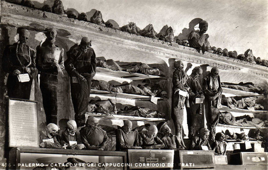 1447 Музей мертвецов в Палермо