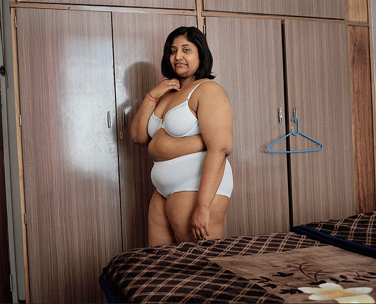 Голая жирная жена в постели 