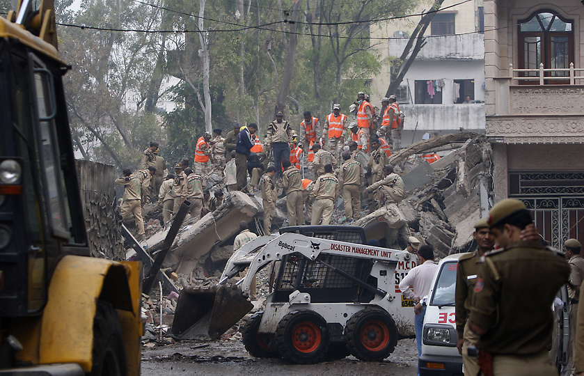 0436 В Индии рухнул пятиэтажный жилой дом