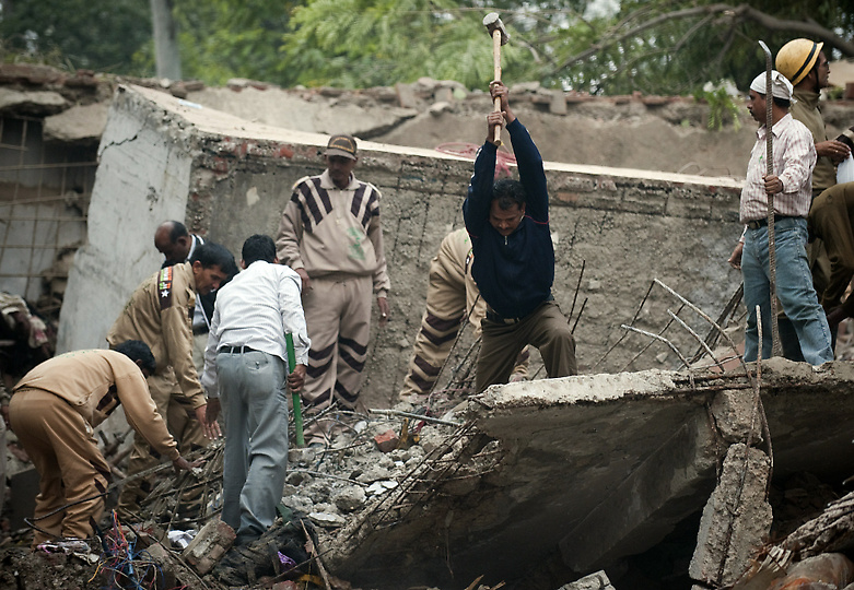 0834 В Индии рухнул пятиэтажный жилой дом