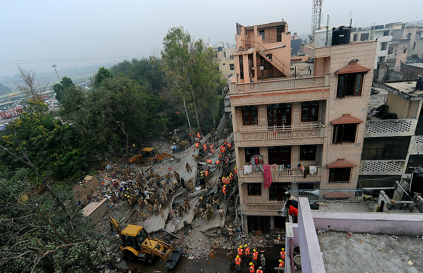 0934 В Индии рухнул пятиэтажный жилой дом