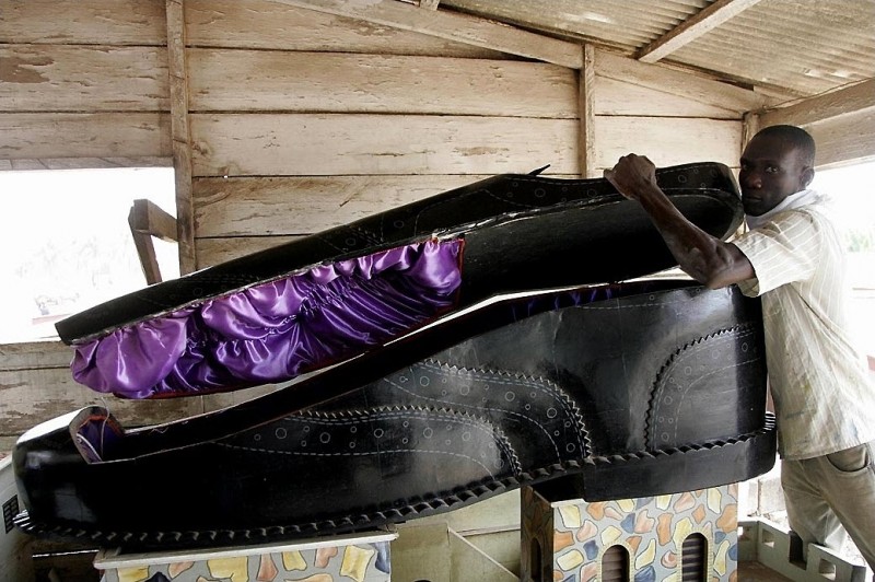 coffin1 800x532 Необыкновенные гробы из Ганы