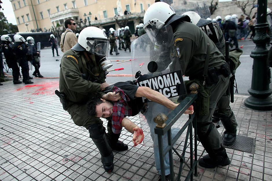 39177300 Полиция избила студентов во время протестов в Афинах