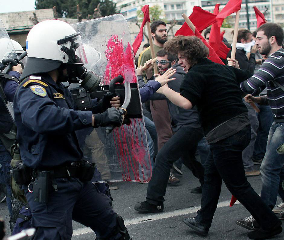 39177310 Полиция избила студентов во время протестов в Афинах