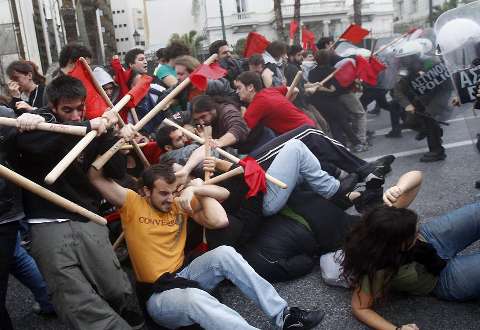 39177330 Полиция избила студентов во время протестов в Афинах