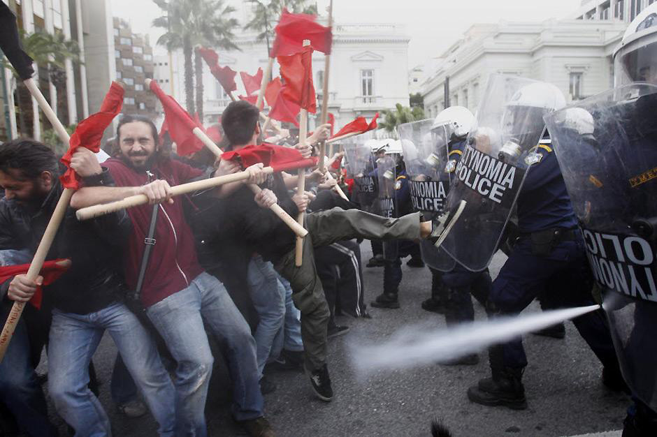 39177340 Полиция избила студентов во время протестов в Афинах