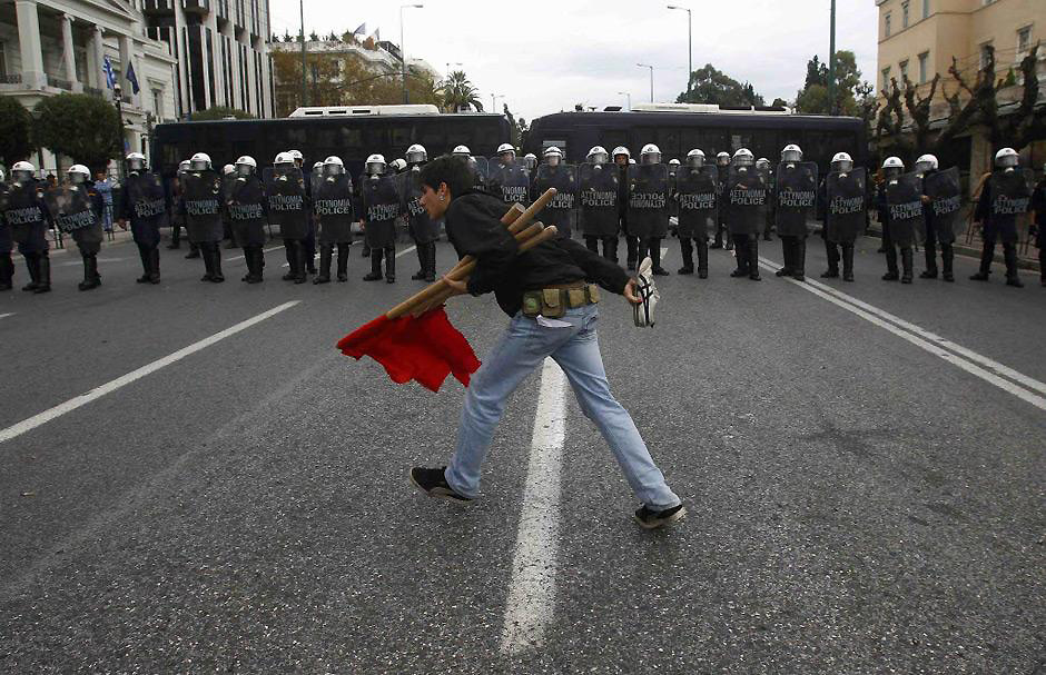 39177360 Полиция избила студентов во время протестов в Афинах