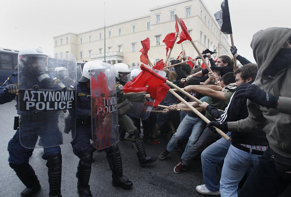 39177370 Полиция избила студентов во время протестов в Афинах