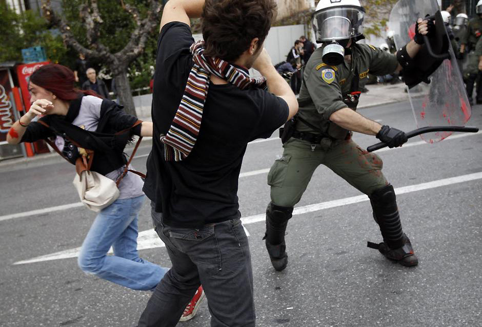 39177380 Полиция избила студентов во время протестов в Афинах