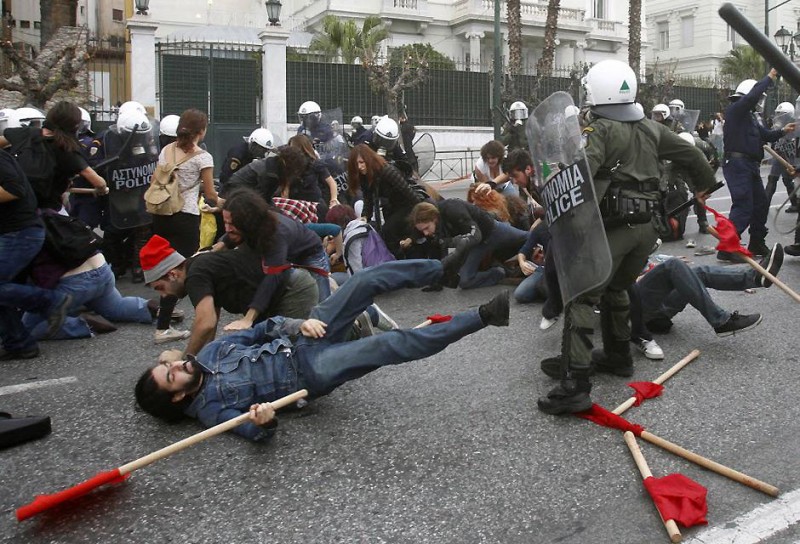 39177390 800x544 Полиция избила студентов во время протестов в Афинах