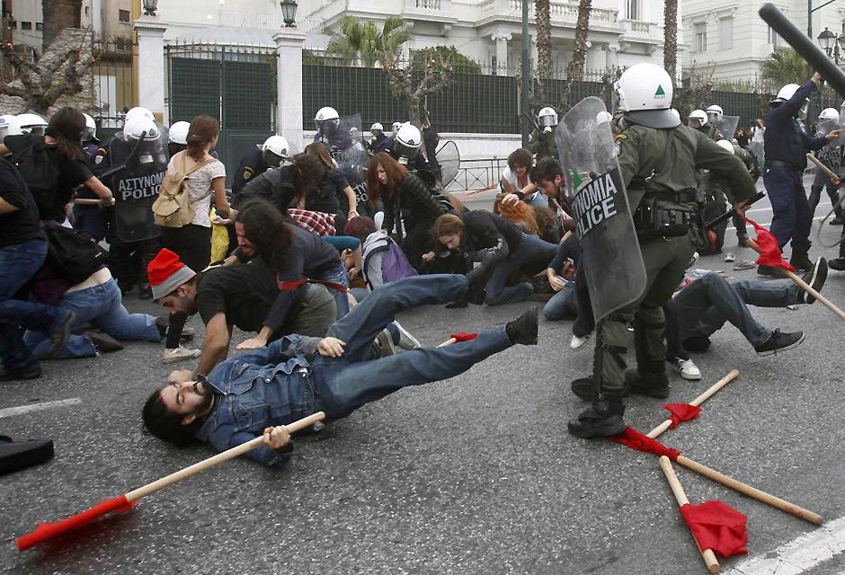 39177390 Полиция избила студентов во время протестов в Афинах