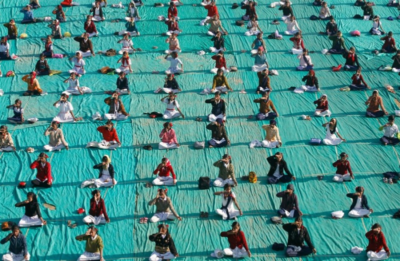 pb 101221 yoga india eg.photoblog900 800x523 Массовая йога в Ахмадабаде