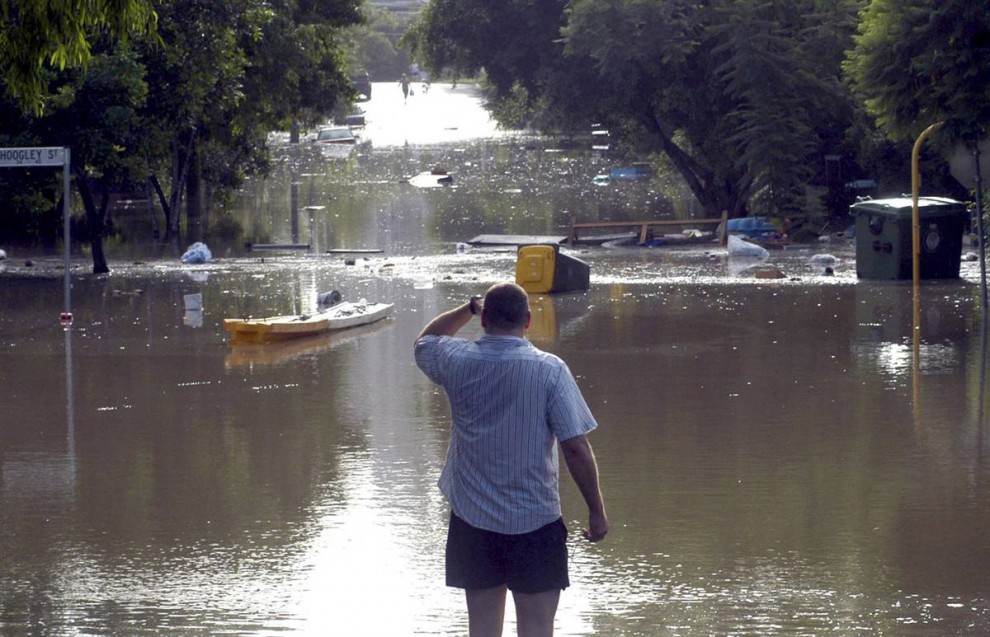 ss 110112 aus flood 06.ss full 990x637 Австралия подсчитывает убытки от наводнения