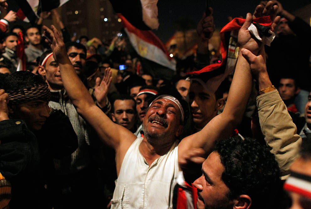 7. Толпа ликует, узнав, что их требование будет удовлетворено. Но уже через несколько часов радость обернулась гневом, когда Мубарак сказал, что останется на посту до сентября. (Tara Todras-Whitehill/Associated Press)