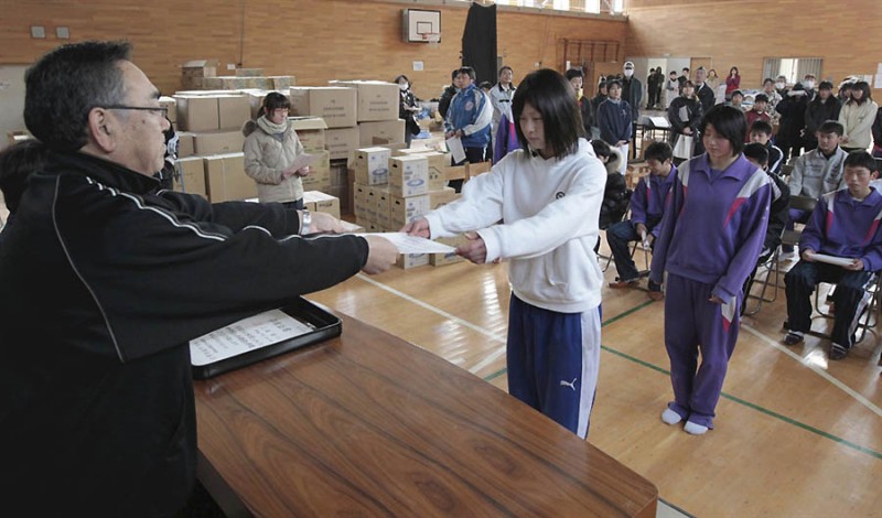 0244 800x470 В разрушенных городах Японии оставшимся в живых школьникам выдали аттестаты