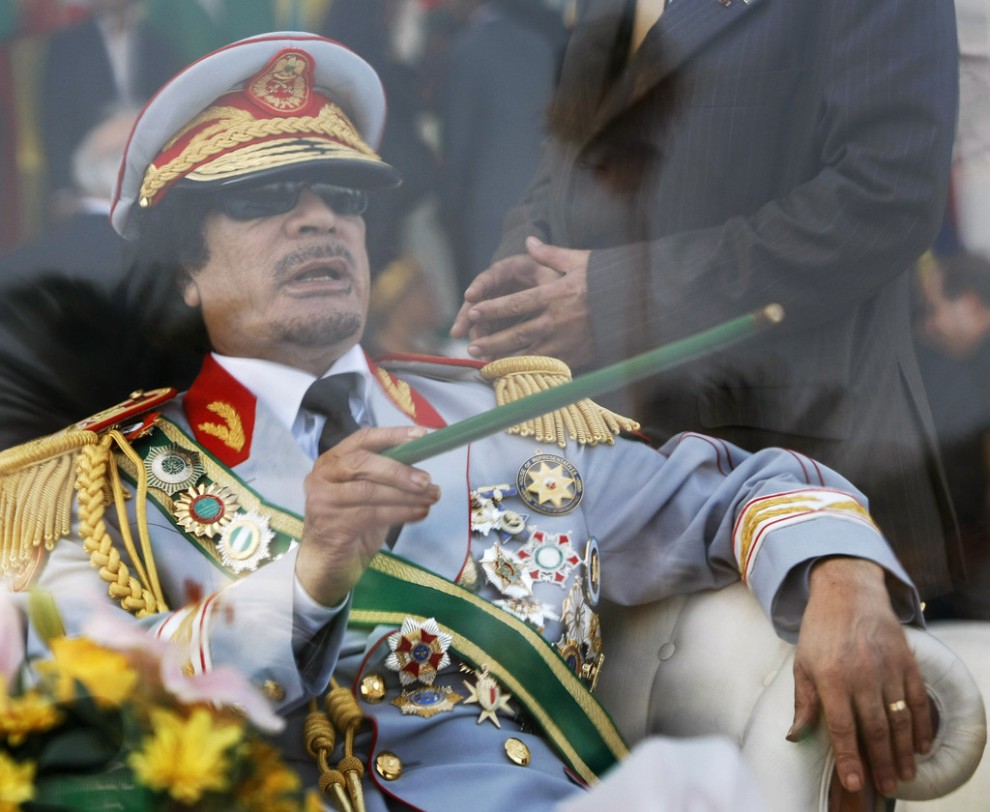23 990x812 Муаммар Каддафи в разные годы своего правления
