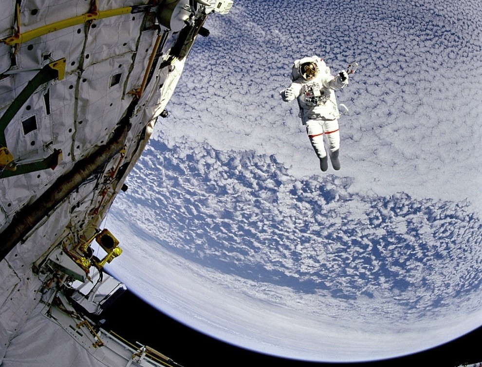 3121 Выход в открытый космос: Голубое небо под ногами