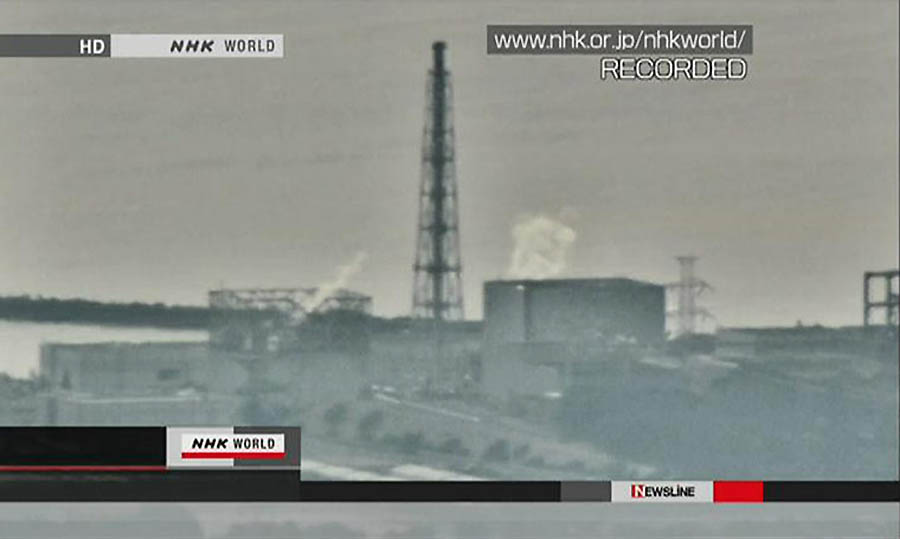 Smoke from the nuclear r 004 Ситуация вокруг АЭС Фукусима