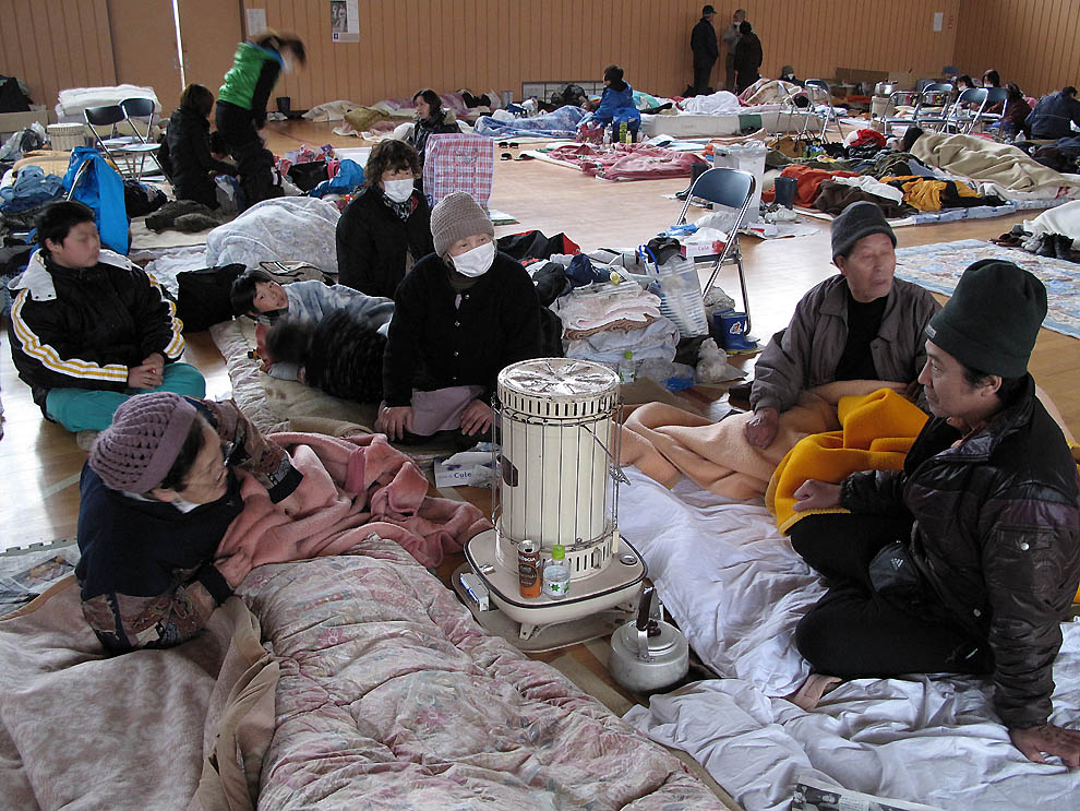 bp135 Япония: Надежды найти выживших практически нет 