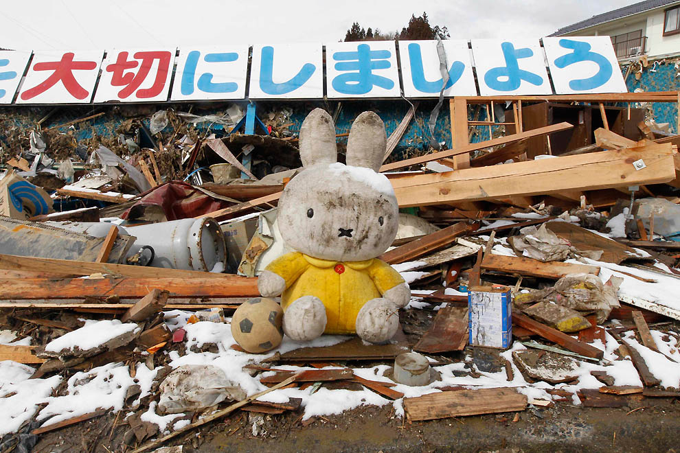 bp175 Япония: Надежды найти выживших практически нет 