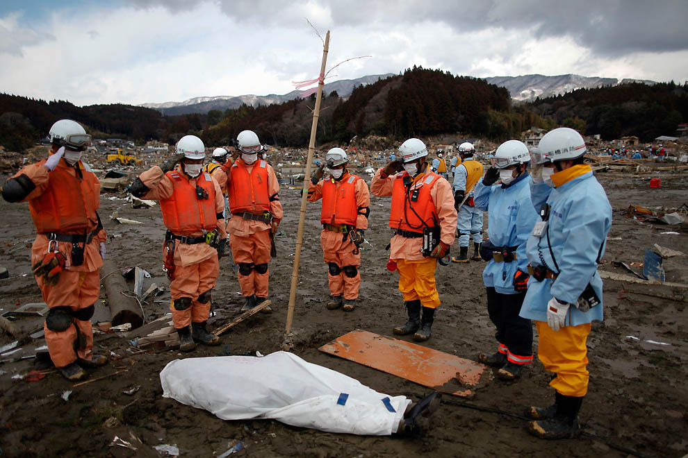 bp205 Япония: Надежды найти выживших практически нет 