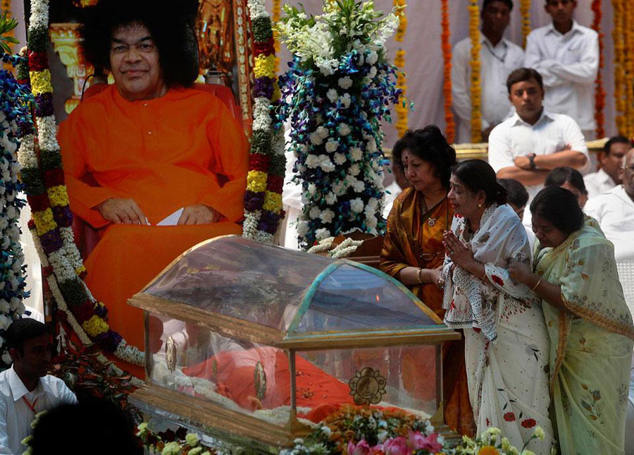 Baba mourn view India Полмиллиона человек собрались на похороны 
гуру Саи Бабы