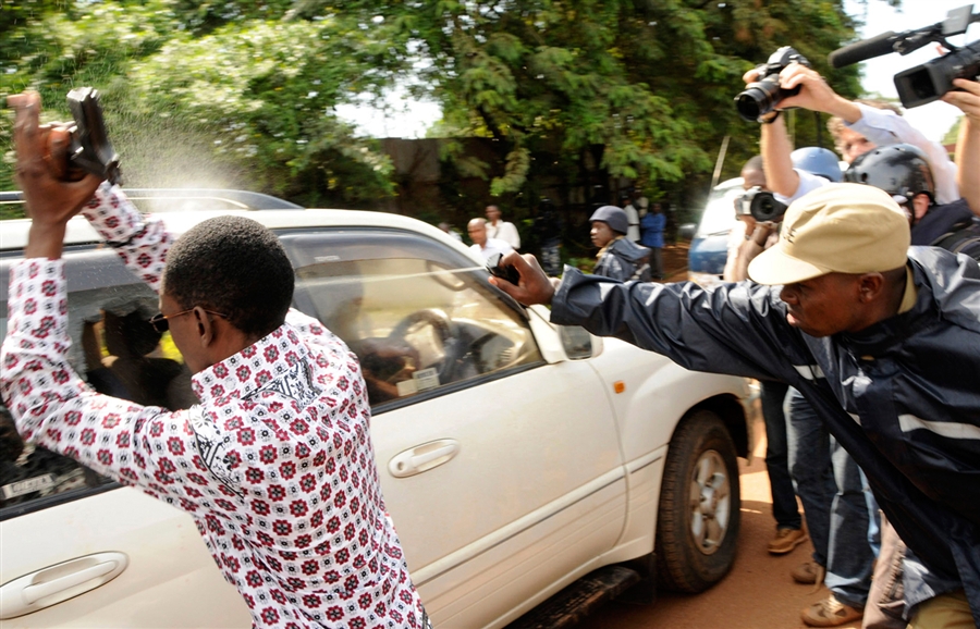 pb 110428 uganda da 04.photoblog900 Арест лидера оппозиции в 
Уганде