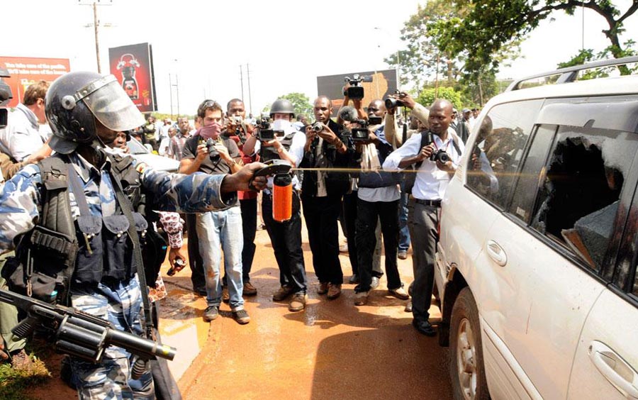 police tear gas UGANDA Арест лидера оппозиции в Уганде